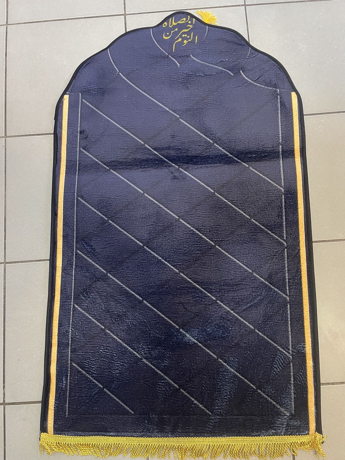 img_3367 Tapis de prière bleu doré forme de mosquée (Mihrab) – Image 1