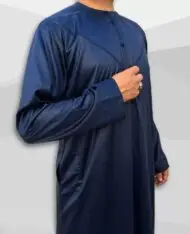 Qamis Emirati à zip tissu Precious bleu nuit satiné – Image 2