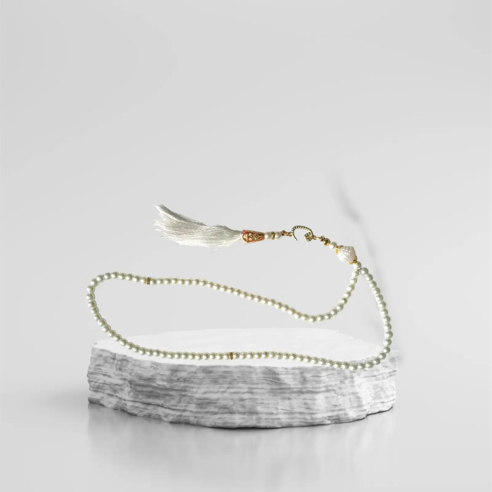 1000086240.png Chapelet (Sabha) à 99 grains ronds blancs nacrés. Avec séparateurs dorés tous les 33 grains. – Image 1