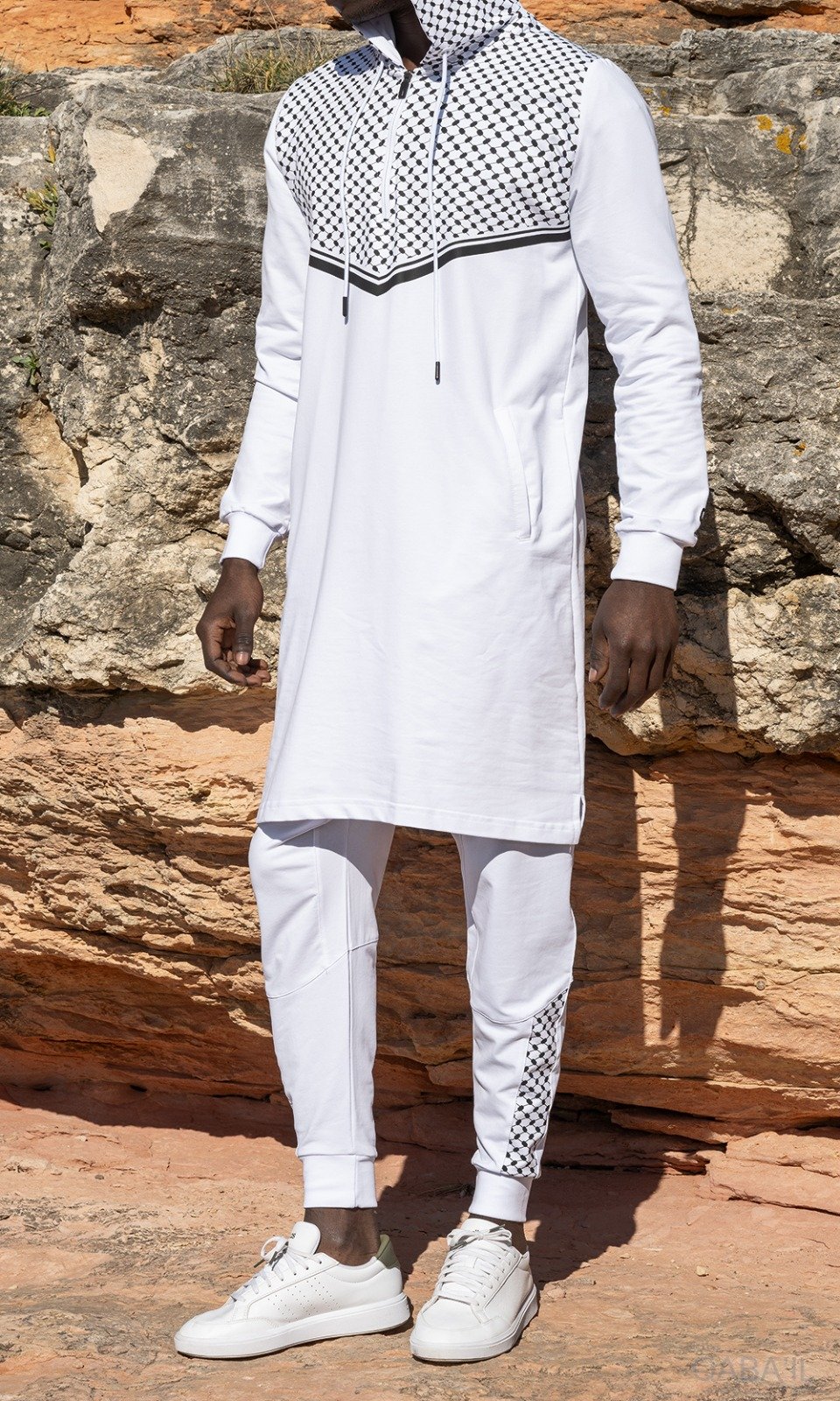 1000095068-1.jpg Ensemble Qamis Court Blanc Impression Keffieh Noir avec Capuche Qaba'il : QUDS – Image 1