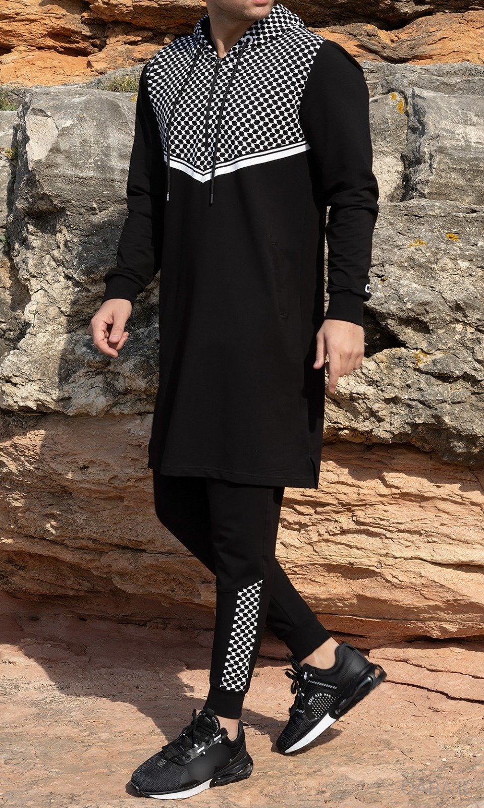 1000095072.jpg Ensemble Qamis Court Noir Impression Keffieh Blanc avec Capuche Qaba'il : QUDS – Image 1